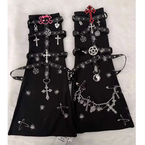 Manga de rodilla con aplique de calavera y cadena de metal 