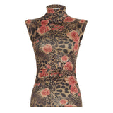 Top fruncido en contraste con estampado floral y cuello alto 