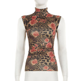 Top fruncido en contraste con estampado floral y cuello alto 