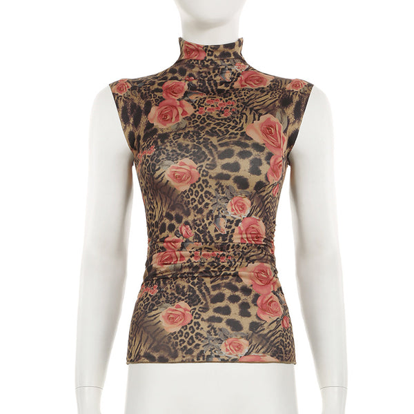 Top fruncido en contraste con estampado floral y cuello alto 