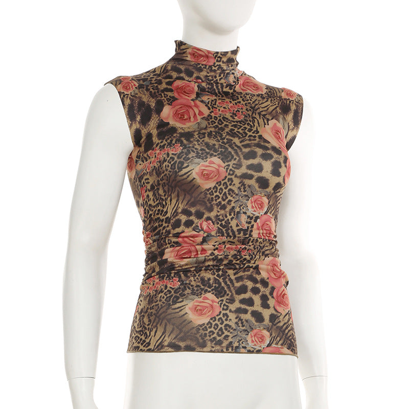 Top fruncido en contraste con estampado floral y cuello alto 