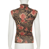 Top fruncido en contraste con estampado floral y cuello alto 