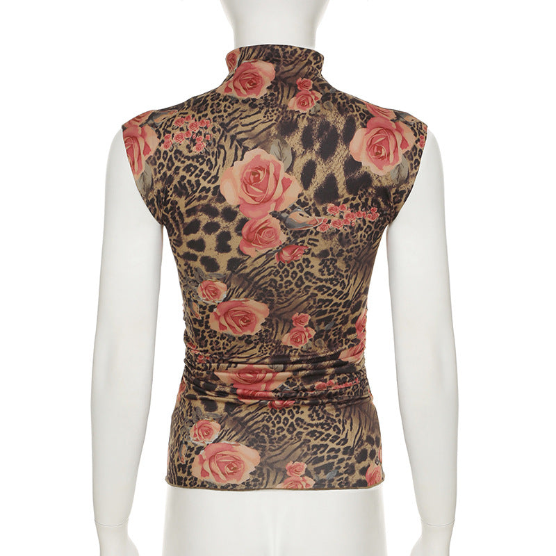 Top fruncido en contraste con estampado floral y cuello alto 