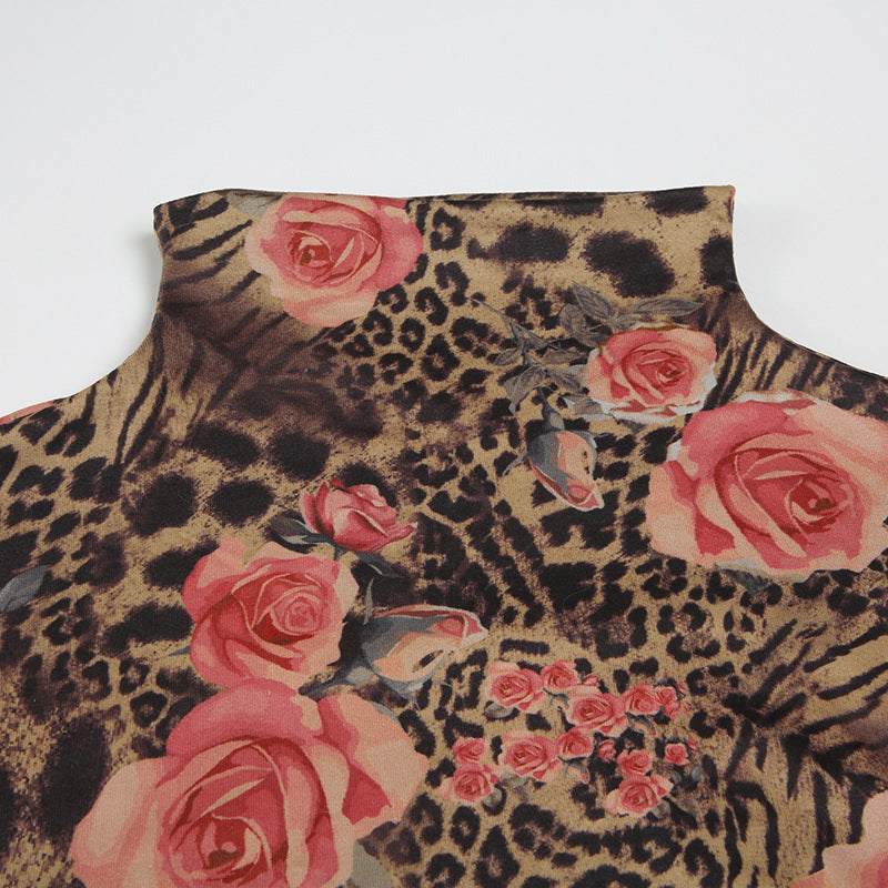 Top fruncido en contraste con estampado floral y cuello alto 