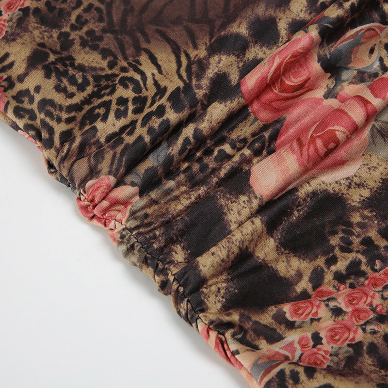 Top fruncido en contraste con estampado floral y cuello alto 