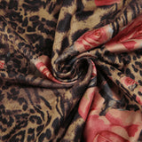 Top fruncido en contraste con estampado floral y cuello alto 