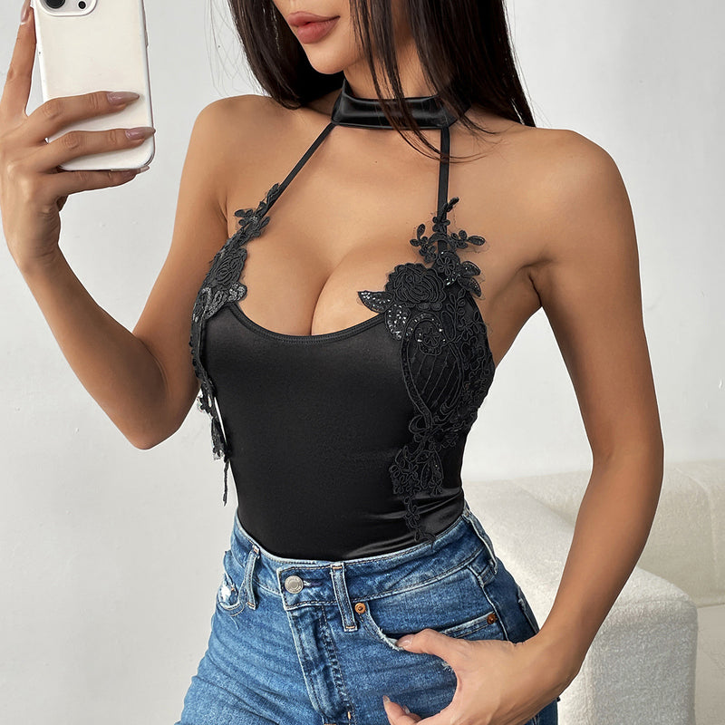 Body sin espalda con apliques de flores brillantes y cuello halter en U 