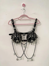 Top de tirantes con hebilla y aplique de calavera con remaches de cadena de metal 