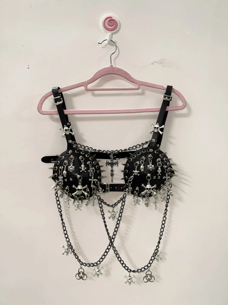 Top de tirantes con hebilla y aplique de calavera con remaches de cadena de metal 