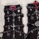 Manga de rodilla con aplique de calavera y cadena de metal 