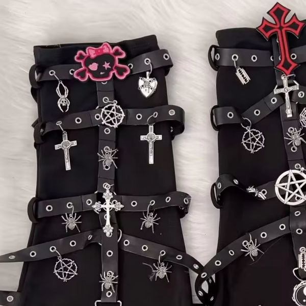 Manga de rodilla con aplique de calavera y cadena de metal 