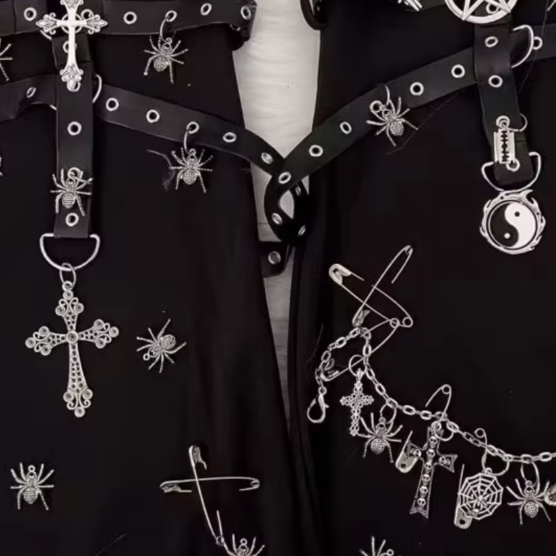 Manga de rodilla con aplique de calavera y cadena de metal 