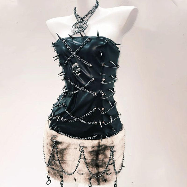 Minivestido con apliques de calavera esponjosos de cuero sintético y cadena de metal 