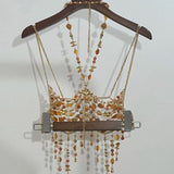 Top de tirantes con cuello halter, cuentas y cadena de metal hueca 