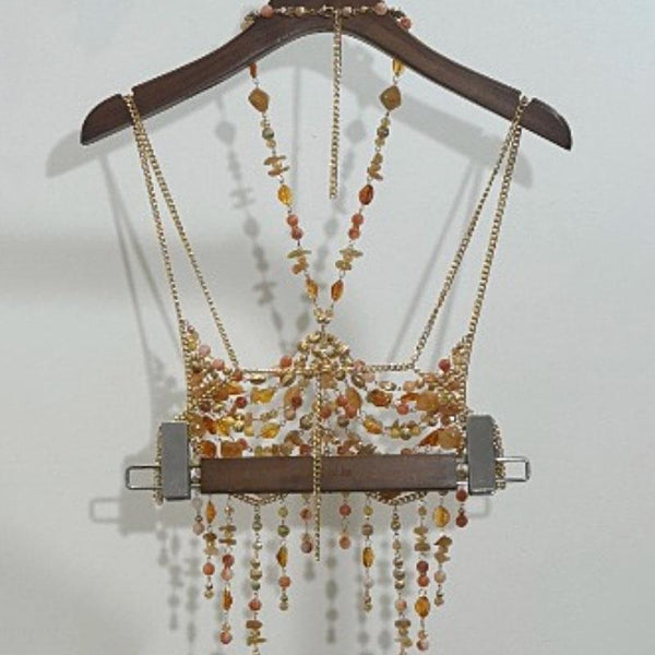 Top de tirantes con cuello halter, cuentas y cadena de metal hueca 
