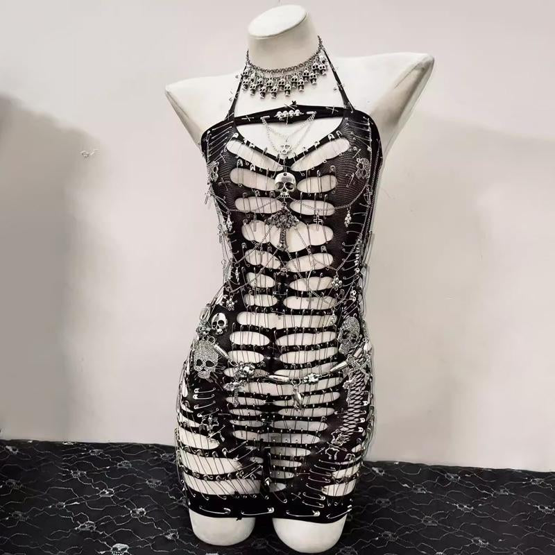 Chaîne en métal creuse avec applique tête de mort transparente sur le dessus 