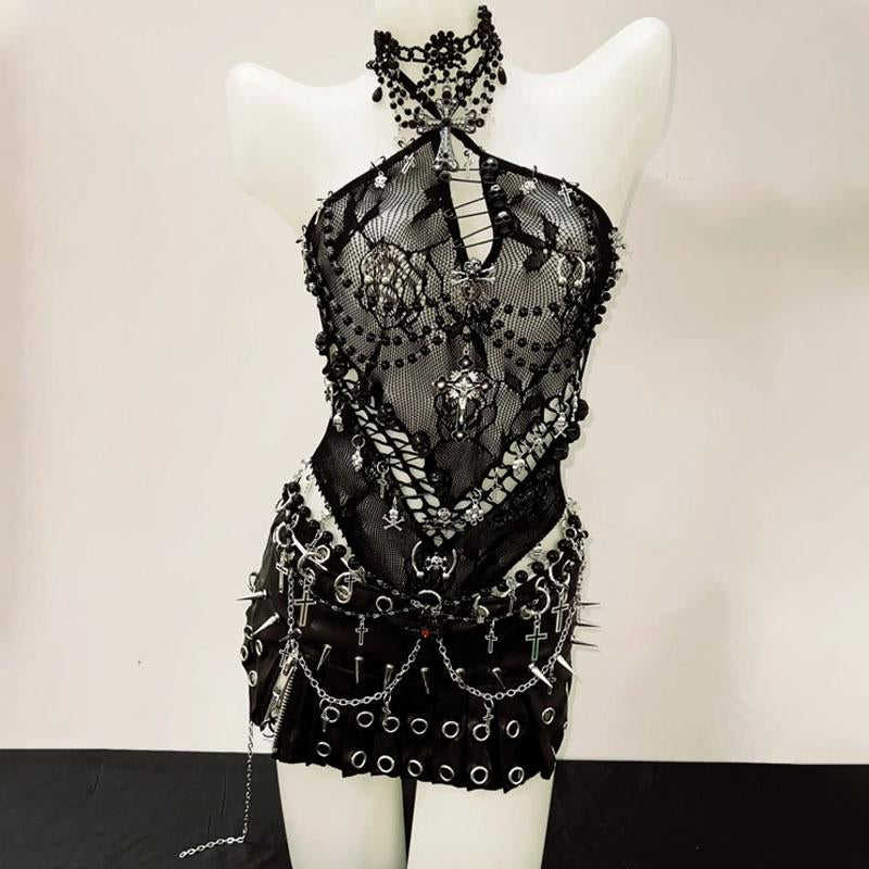 Conjunto de minifalda con cuello halter, aberturas y cuentas con cremallera 