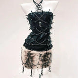 Minivestido con apliques de calavera esponjosos de cuero sintético y cadena de metal 