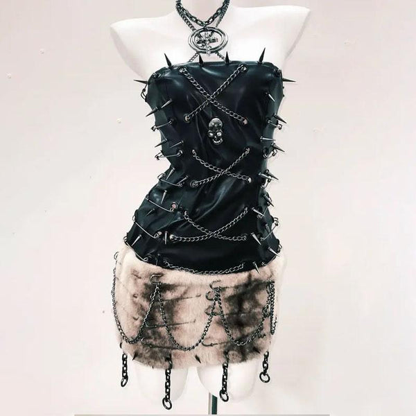 Minivestido con apliques de calavera esponjosos de cuero sintético y cadena de metal 