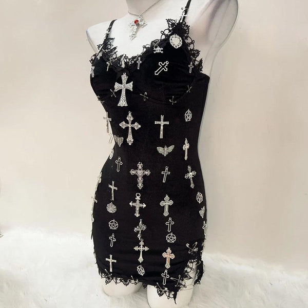 Mini-robe camisole à col en V et nœud papillon avec appliques croisées 