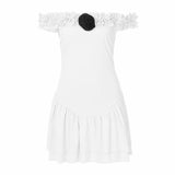Vestido mini fruncido con volantes y apliques de flores en los hombros 