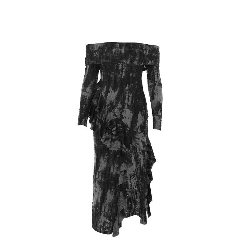 Vestido midi con volantes en contraste, abertura y manga larga con hombros descubiertos 