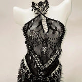 Conjunto de minifalda con cuello halter, aberturas y cuentas con cremallera 