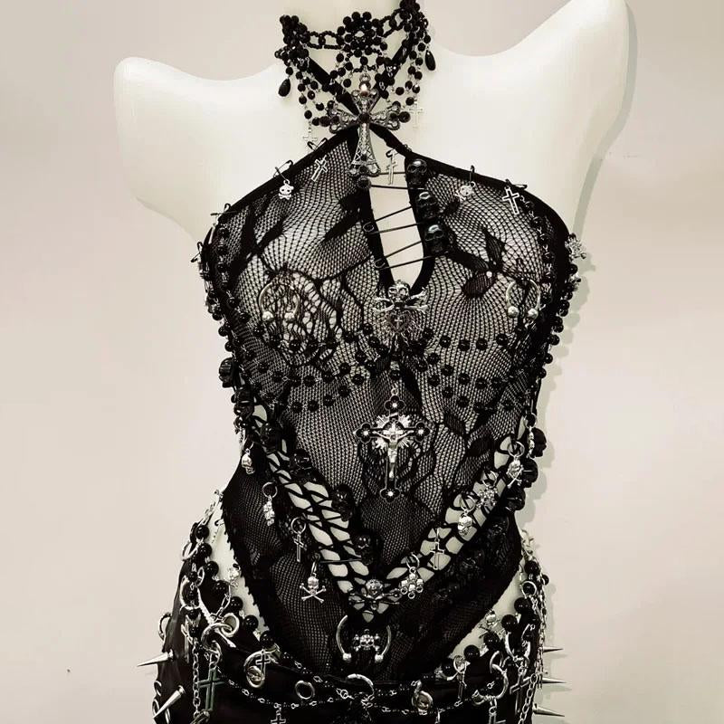 Conjunto de minifalda con cuello halter, aberturas y cuentas con cremallera 