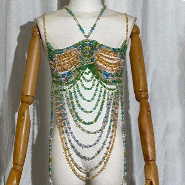 Top de contraste sin espalda con cuentas y cuello halter con cadena de metal 