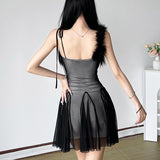 Vestido mini de tirantes finos con cuello en V, malla con lazo y plumas 