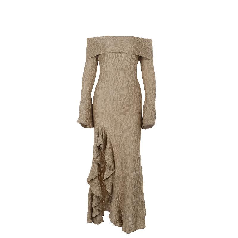 Robe midi texturée fendue à manches longues évasées et épaules dénudées 