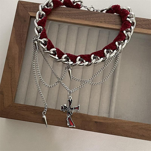 Gargantilla roja con cadena de metal y decoración cruzada