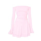 Vestido mini con volantes fruncidos, mangas acampanadas y hombros descubiertos 