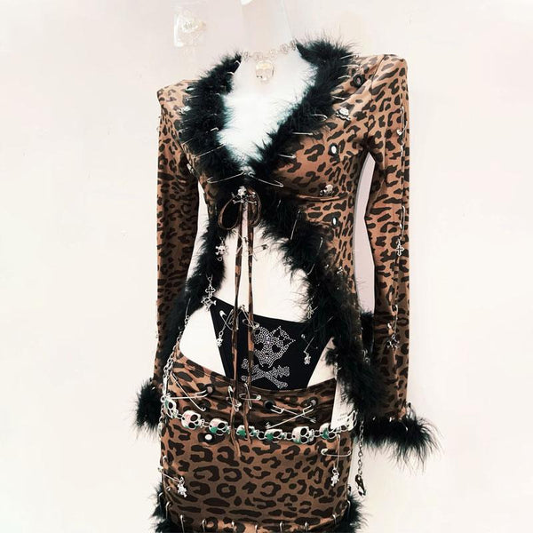 Ensemble mini-jupe à manches longues et col en V avec plumes à imprimé léopard 