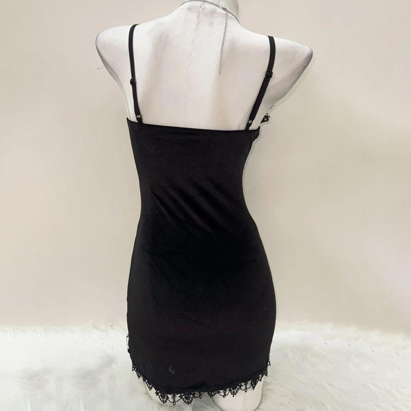 Vestido mini de tirantes con cuello en V, apliques cruzados y lazo 