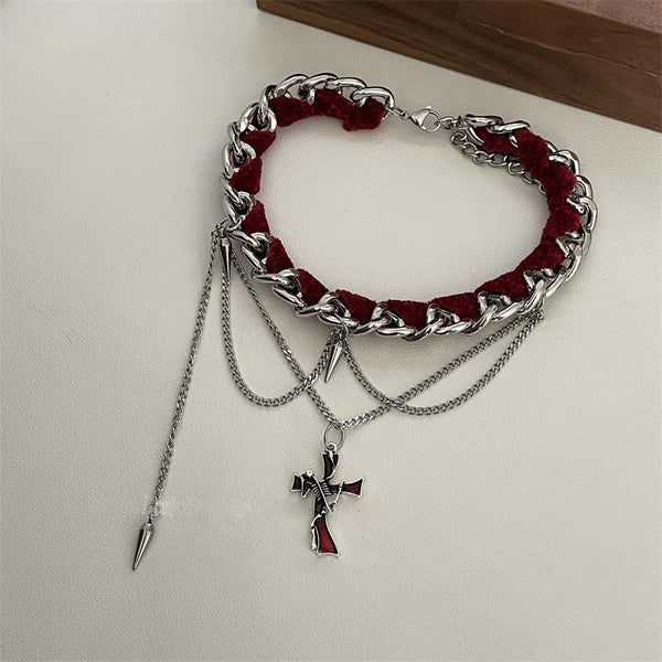 Gargantilla roja con cadena de metal y decoración cruzada