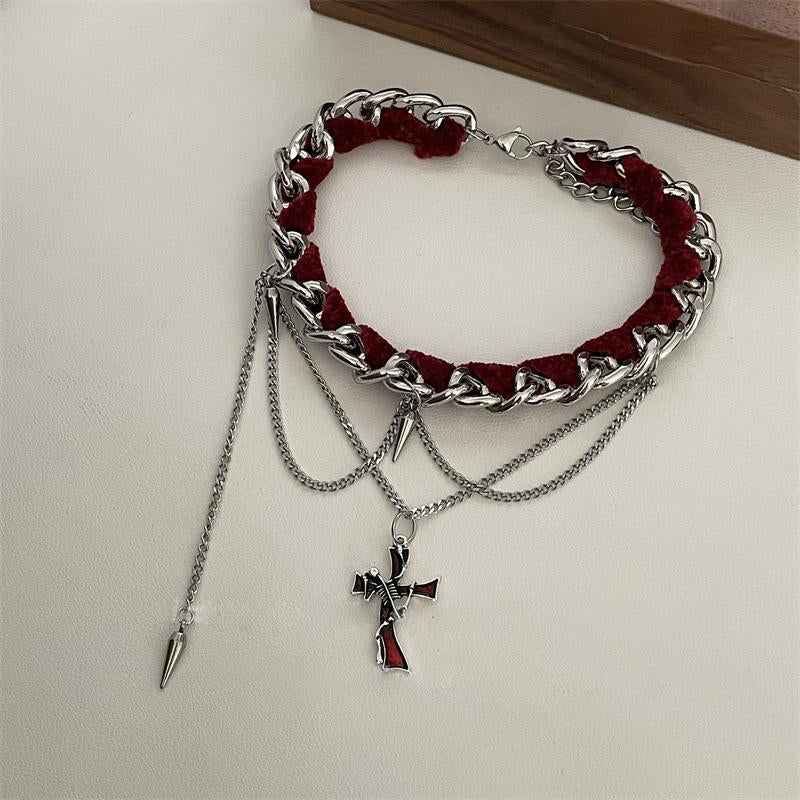 Gargantilla roja con cadena de metal y decoración cruzada