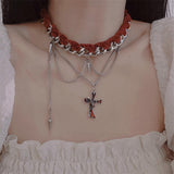 Gargantilla roja con cadena de metal y decoración cruzada