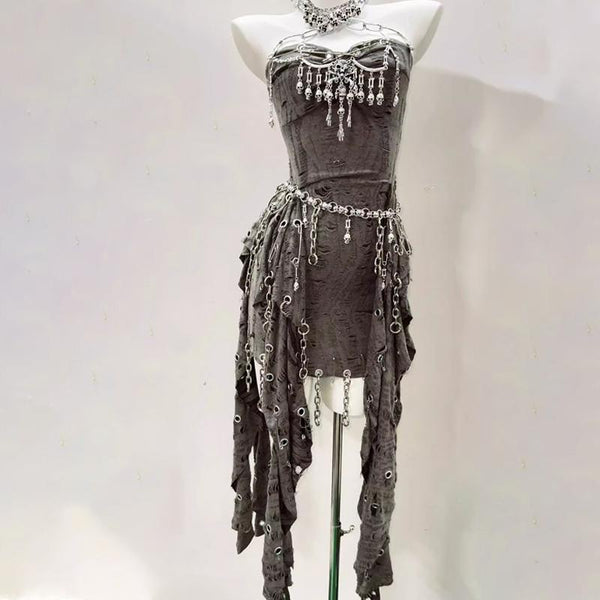 Minivestido con cadena de metal y aplique de calavera hueca con anillo en O 