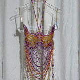 Top de contraste sin espalda con cuentas y cuello halter con cadena de metal 