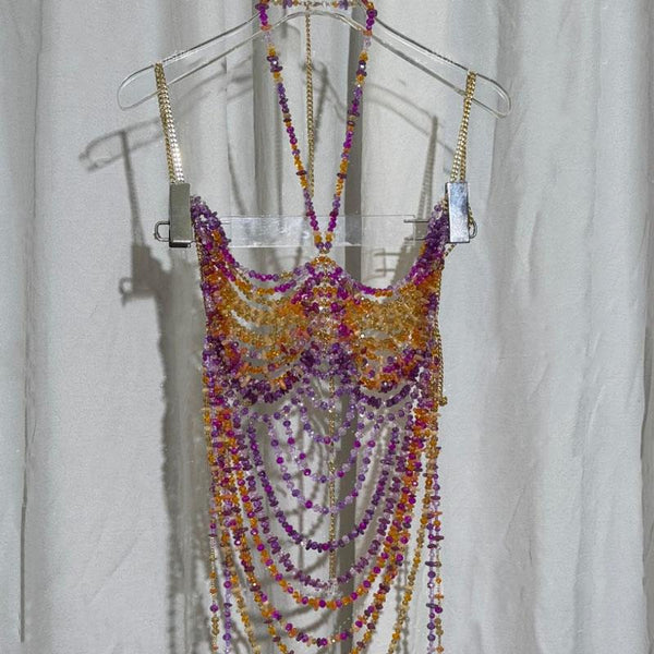 Top de contraste sin espalda con cuentas y cuello halter con cadena de metal 