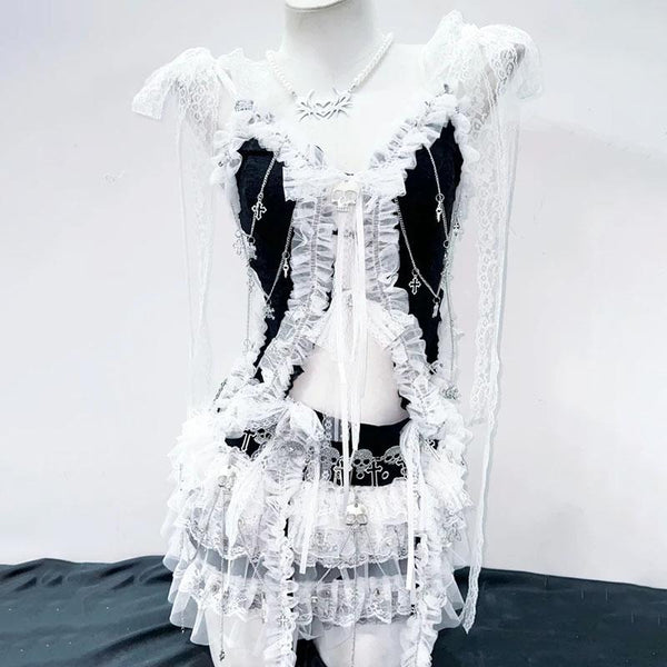 Ensemble mini-jupe à ourlet en dentelle avec nœud papillon et applique tête de mort 