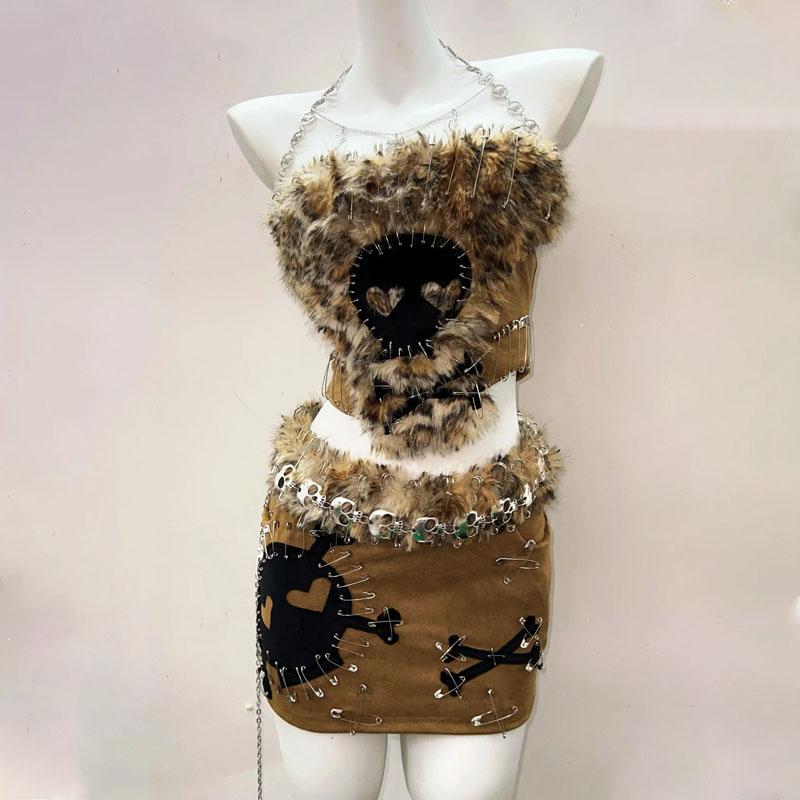 Ensemble mini-jupe à manches longues et fermeture éclair avec motif tête de mort duveteuse 