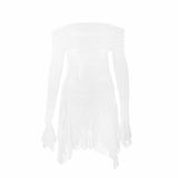 Mini-robe froncée à manches longues évasées et épaules dénudées 