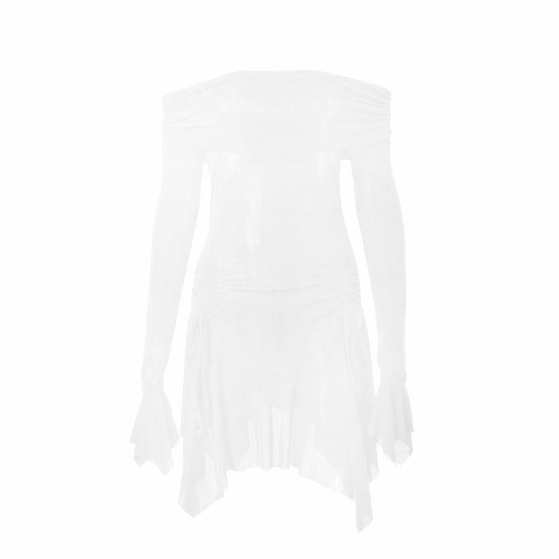 Mini-robe froncée à manches longues évasées et épaules dénudées 