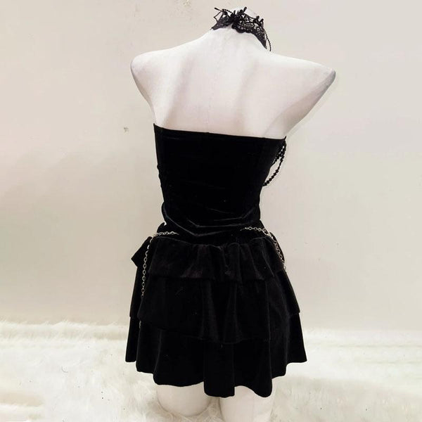 Ensemble mini-jupe à ourlet licou en dentelle et col en U avec appliques croisées 