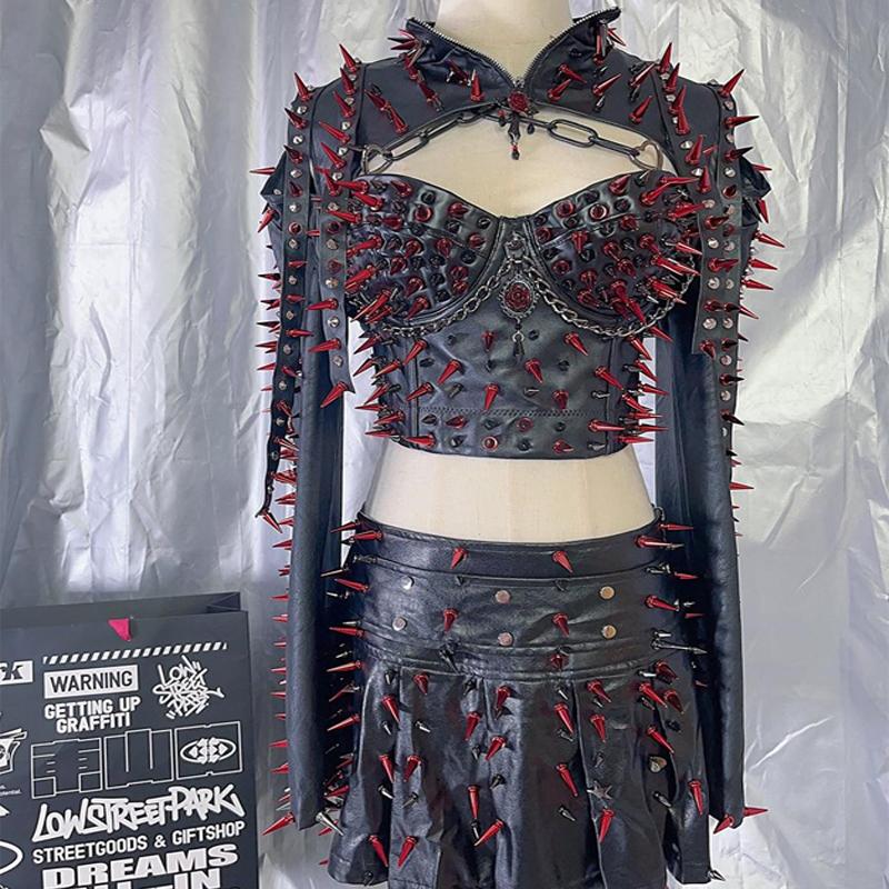 Ensemble mini-jupe plissée zippée en cuir PU avec appliques de rivets 
