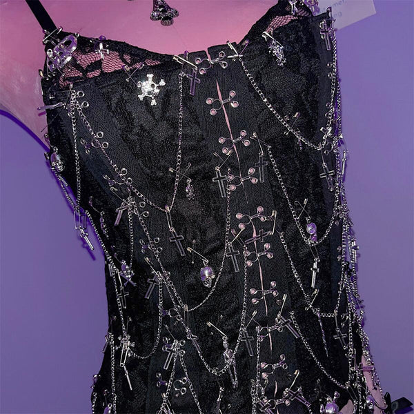 Top de tirantes liso con cuello en V y aplique de calavera con cadena de metal 