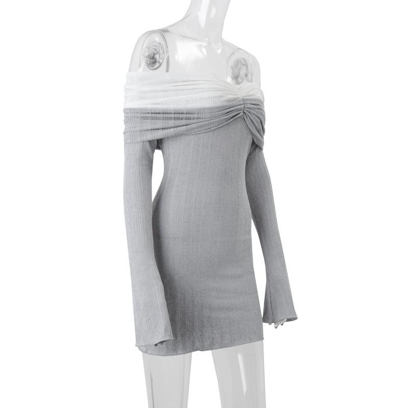 Vestido mini con textura fruncida, manga larga y hombros descubiertos 