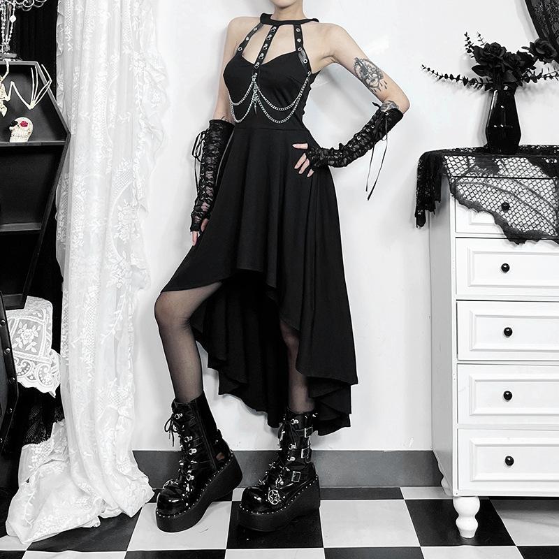 Robe midi côtelée à col ras du cou et chaîne en métal ajouré 